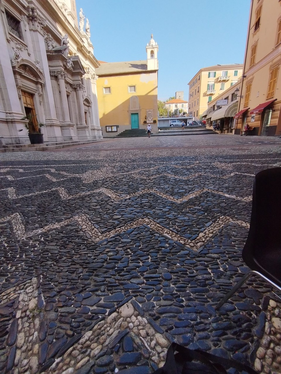 Italien - Varazze - Der Platz, der Boden ist so schön..........
