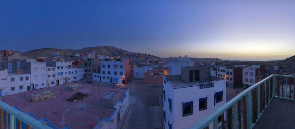 Marokko - Agadir - Unsere Unterkunft ist zwar nicht am Meer gelegen, aber die Aussicht von unserer Dachterrasse hoch über der Stadt ist auch so sehr imposant. 