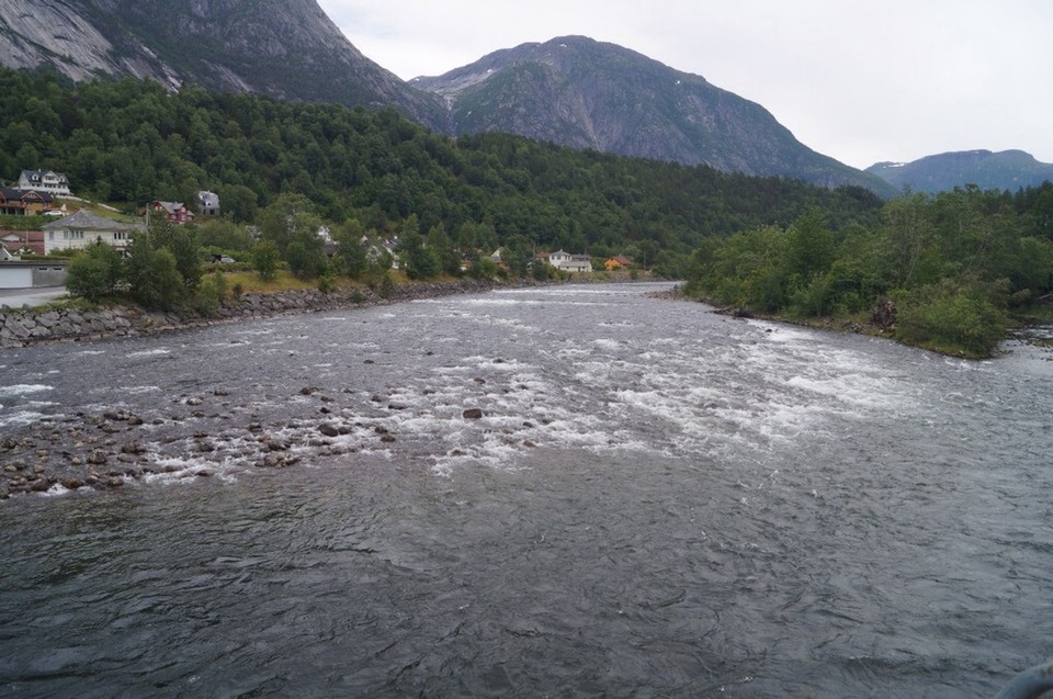 Norwegen - Eidfjord - Ein mitreisender Fluss.