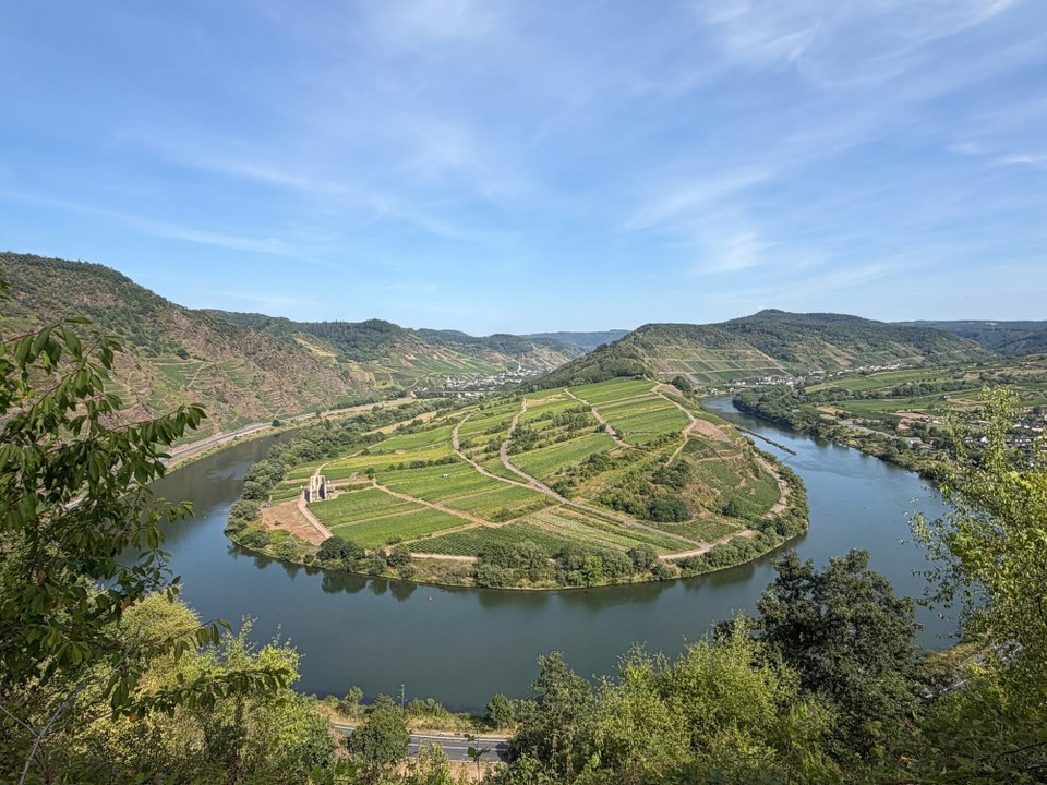 Deutschland - Bremm - Zwar sehr anstrengend, aber wir wurden mit einem schönen Ausblick auf die Bremmer Moselschleife belohnt