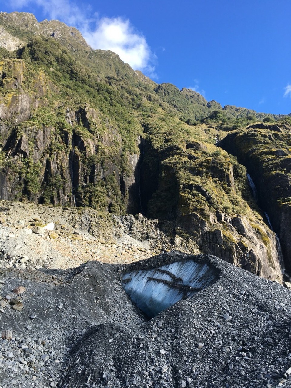New Zealand - Franz Josef Glacier - Unter all dem Geröll findet man immer wieder Reste des Gletschers 
