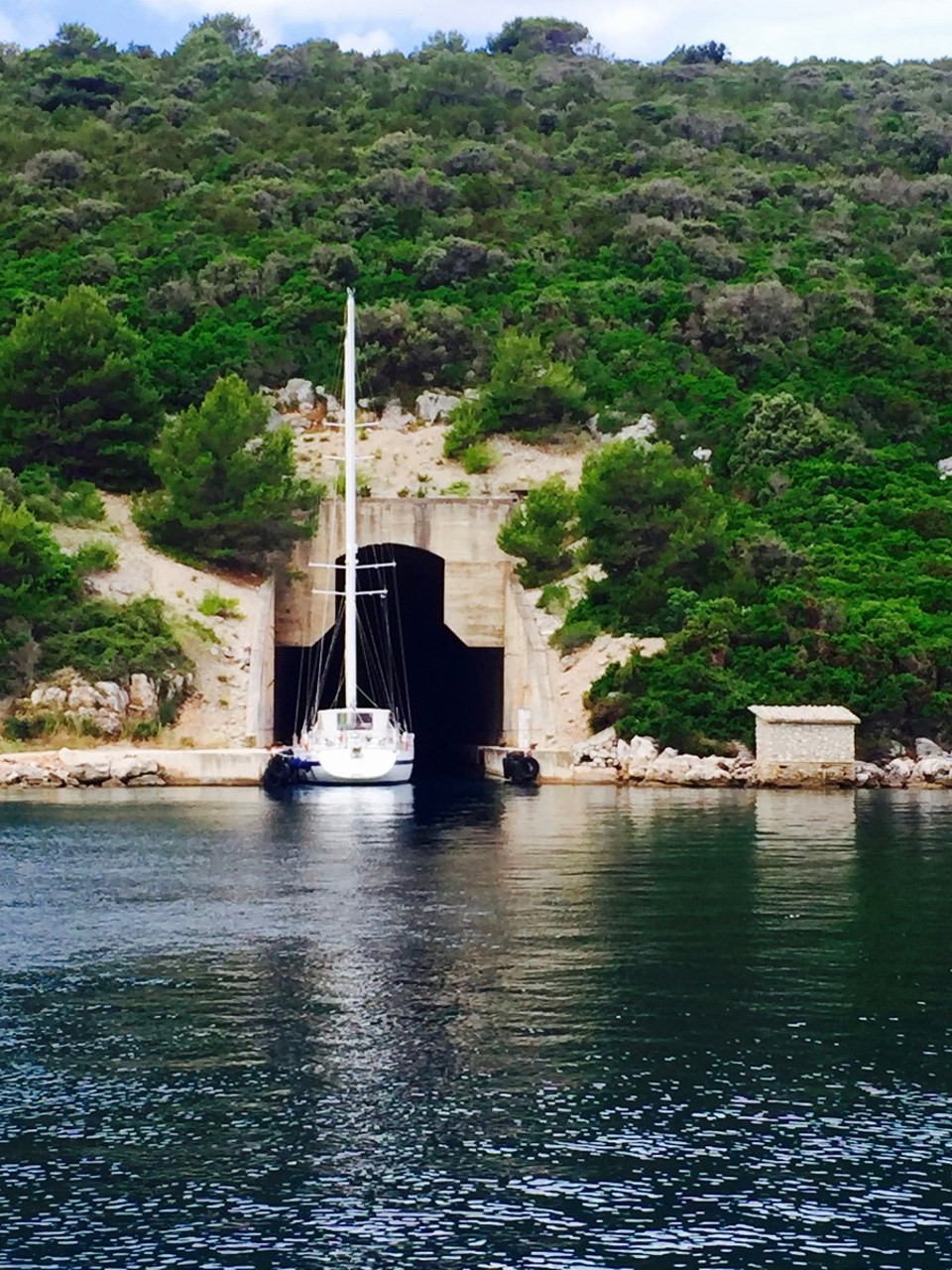 Kroatien - Vir - Ein U-Boot Bunker. Auch dort kann man Schutz vor dem Sturm suchen