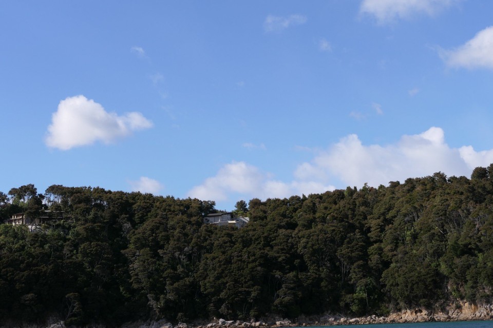 Neuseeland - Marahau - Stuarts Haus vom Schiff aus
