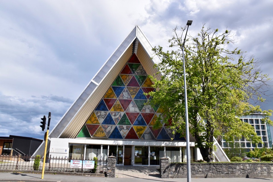 Neuseeland - Christchurch - Cardboard Cathedral.
Wiederaufbau, Hoffnung, Mut, Innovation: Für all das steht die „Transitional Cathedral“. Das Gotteshaus wurde nach dem Erdbeben als Ersatz für die ruinierte Christchurch Cathedral gebaut. 