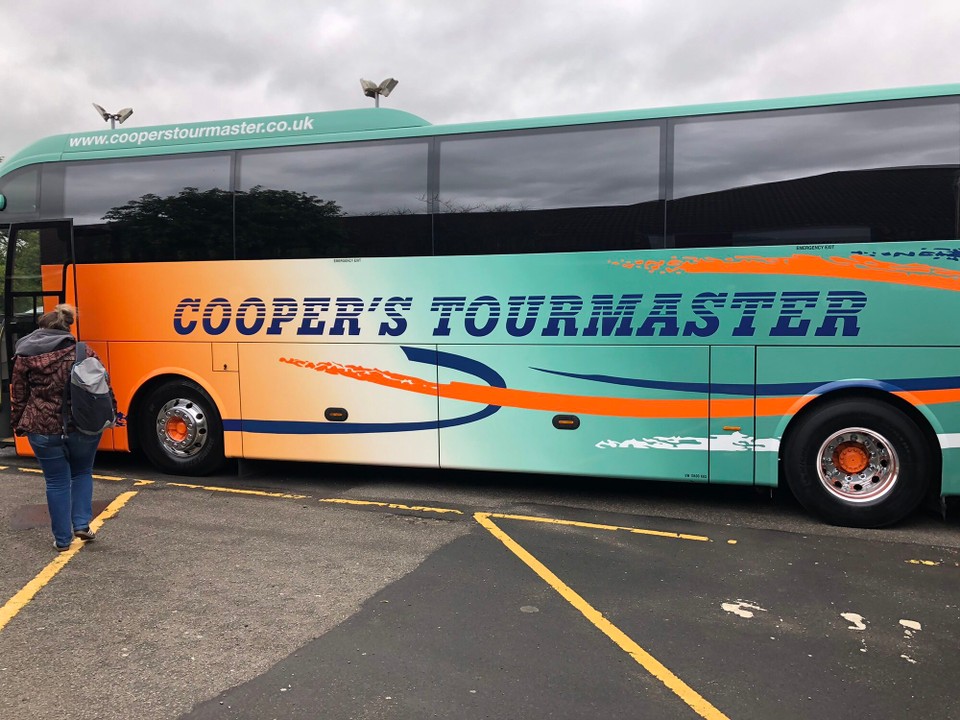 Vereinigtes Königreich - Livingston - Und da steht auch schon der Bus. Heute steht Edinburgh auf dem Programm.