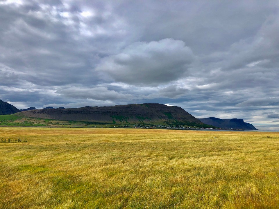 Island - Ísafjarðarbær - Und das ist der Blick hinüber nach Þingeyri und zum Sandafell...