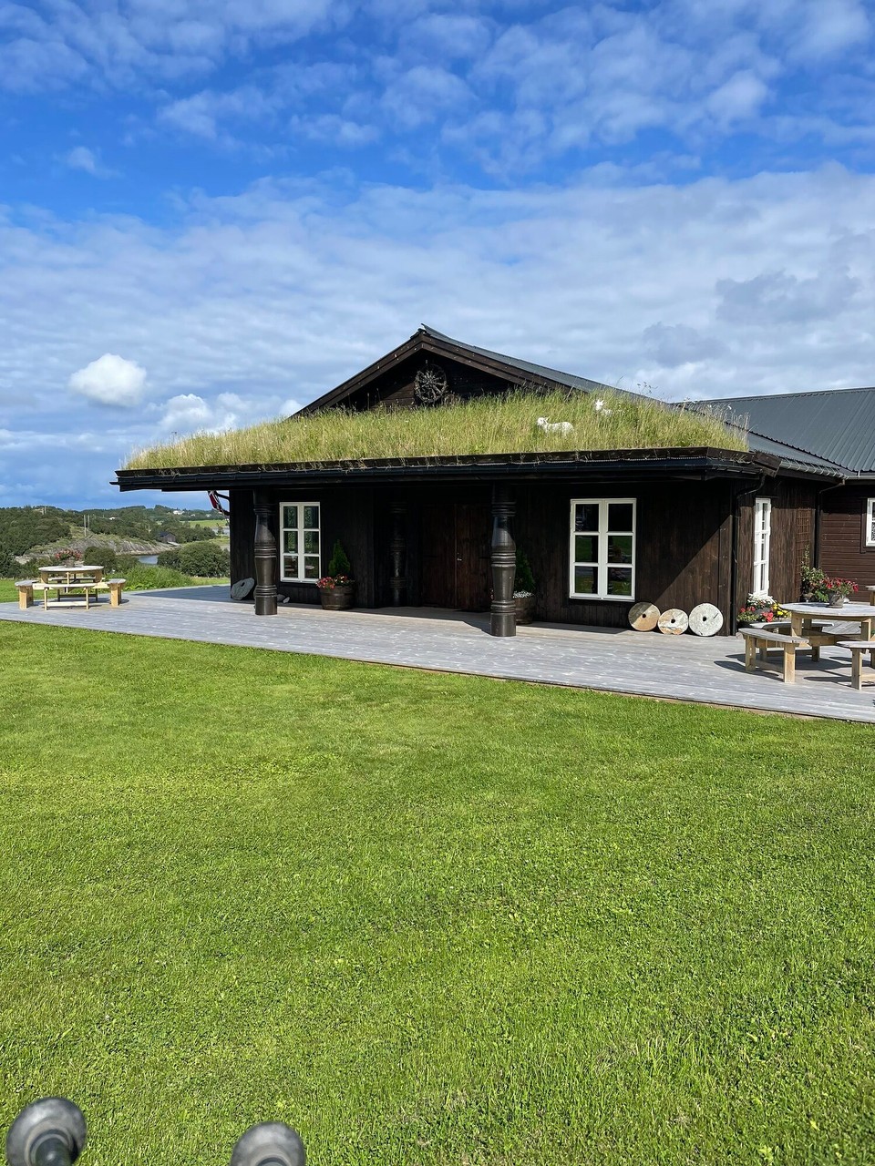 Norwegen - Brønnøysund - …an urigen Hütten vorbei…
