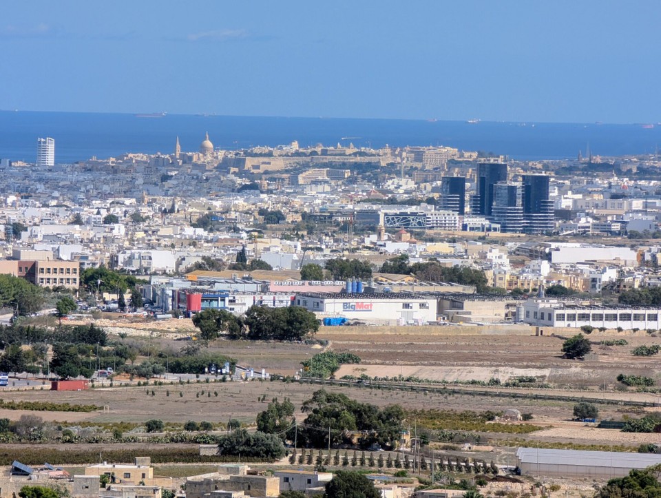 Malta - Mdina - Die dunklen Gebäude auf der rechten Seite zählen zu dem modernsten Stadtteil von Malta.