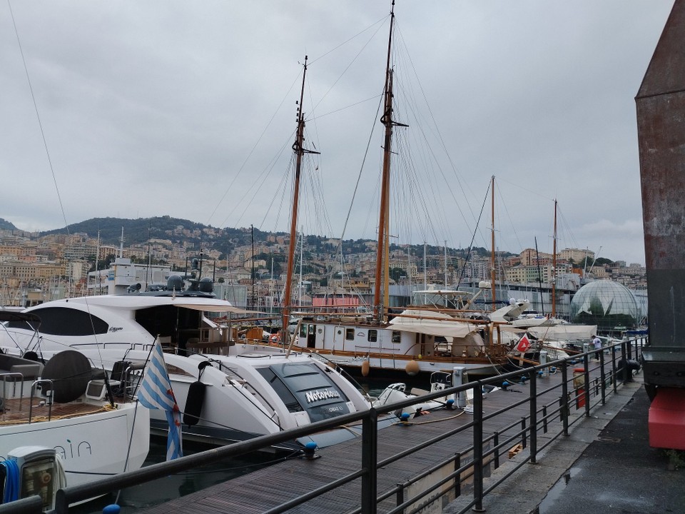 Italien - Genua - Und noch ein paar. Unsere steht irgendwo dazwischen 😜😜😜🤣🤣🤣🤣