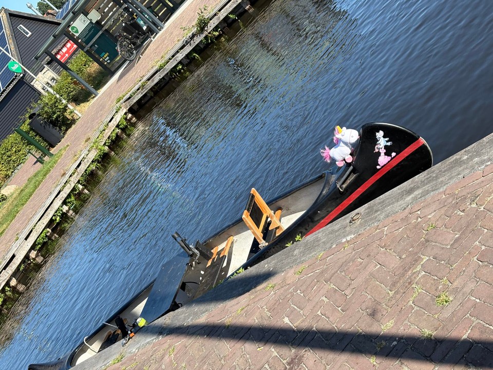 Niederlande - Giethoorn - Ruderboot mit Einhornpups-Antrieb