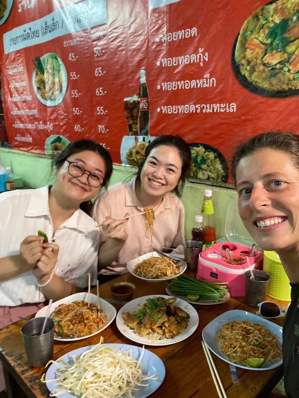 Thailand - Chiang Rai - Beim Abendessen bestellen hilft mir Kookie (rechts) und so kommen wir ins Gespräch und ihre Schwester Kookkoo ist auch dabei 😀