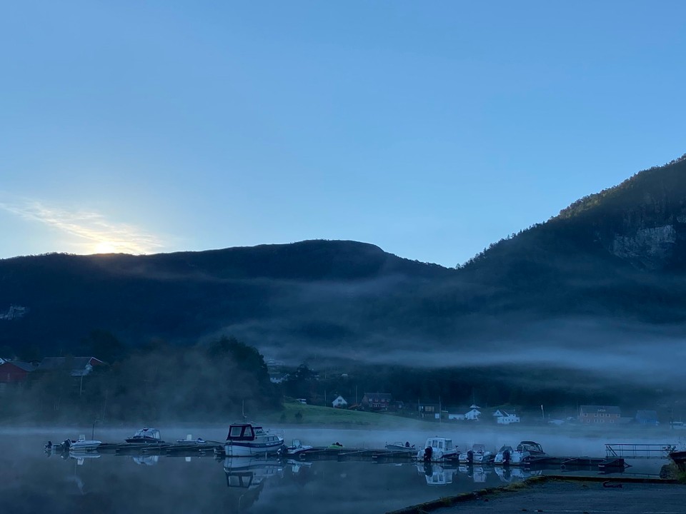 Norwegen - Eikelandsosen - Wer vorm Sonnenaufgang raus geht, kann den mystischen Sonnenaufgang erleben😊❤️ 
Mit aufsteigenden Nebel über dem See. 