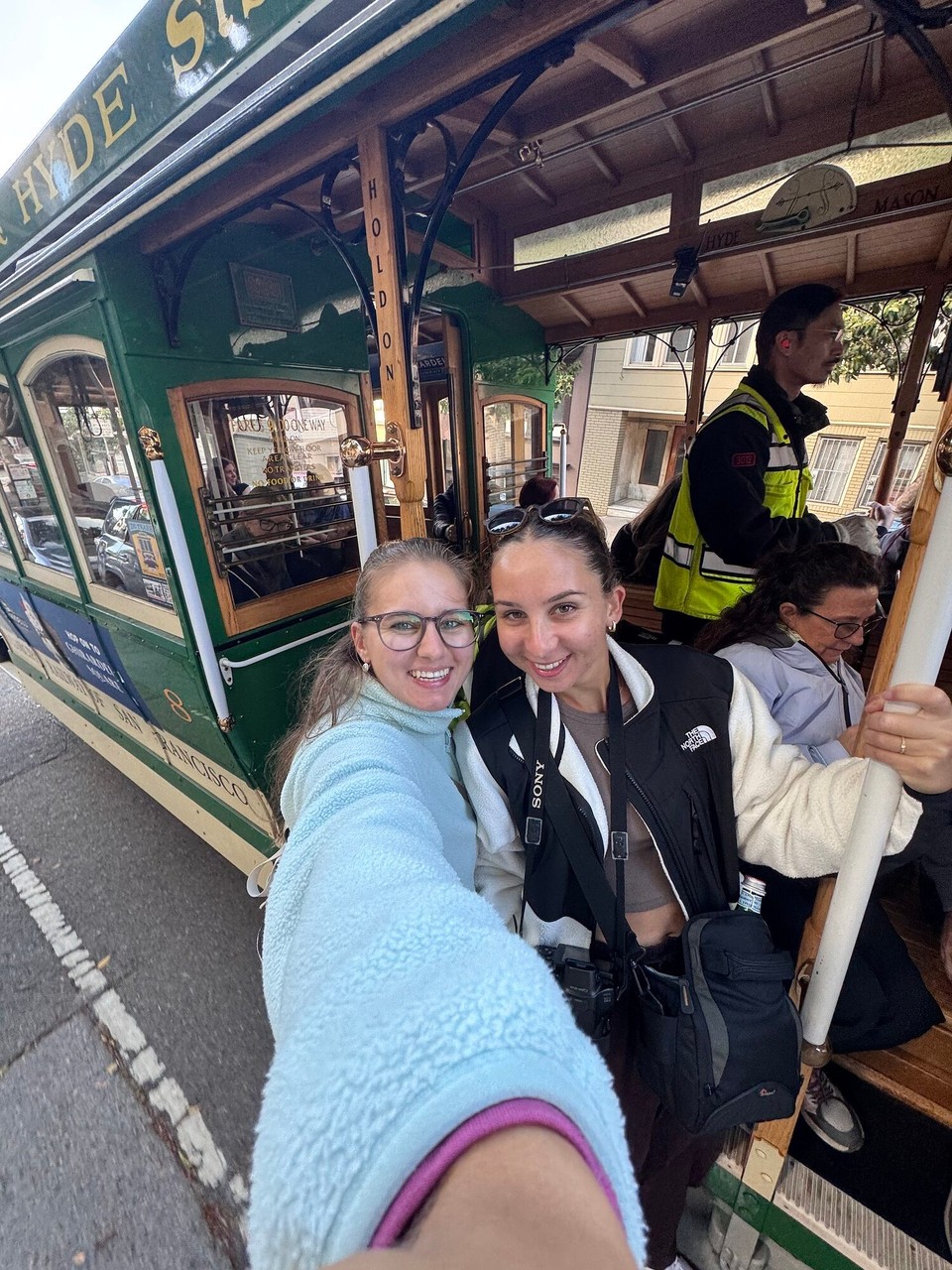 Vereinigte Staaten - San Francisco - Am Morge simmer bezyte ufgstande und go Cable Car fahre. Das hed üs sehr guet gfalle.😊 Esch schono es lustigs Gfühl gsi so dete z‘stoh und zfahre.😅