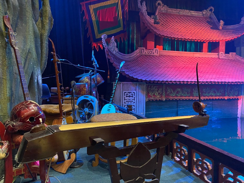 Vietnam - Hanoi - Vietnamese music instruments are interesting but this one attracted me the most. There is only one string with something like a tuner. 