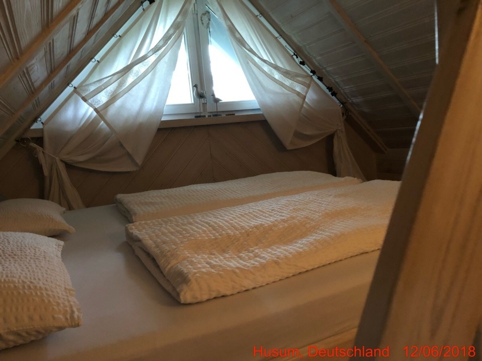 Deutschland - Husum - Honeymoon Dachzimmer 