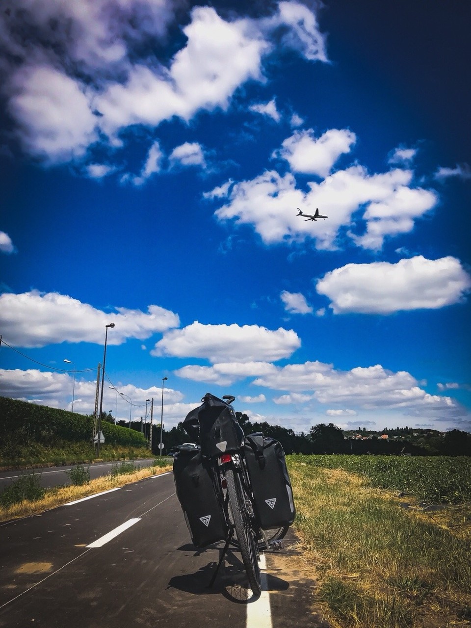 France - Paris - Der rettende Moment. Ich erkenne, dass ich bereits in der Nähe von Paris bin und beschließe, auch die restlichen Kilometer gegen den Wind anzutreten.