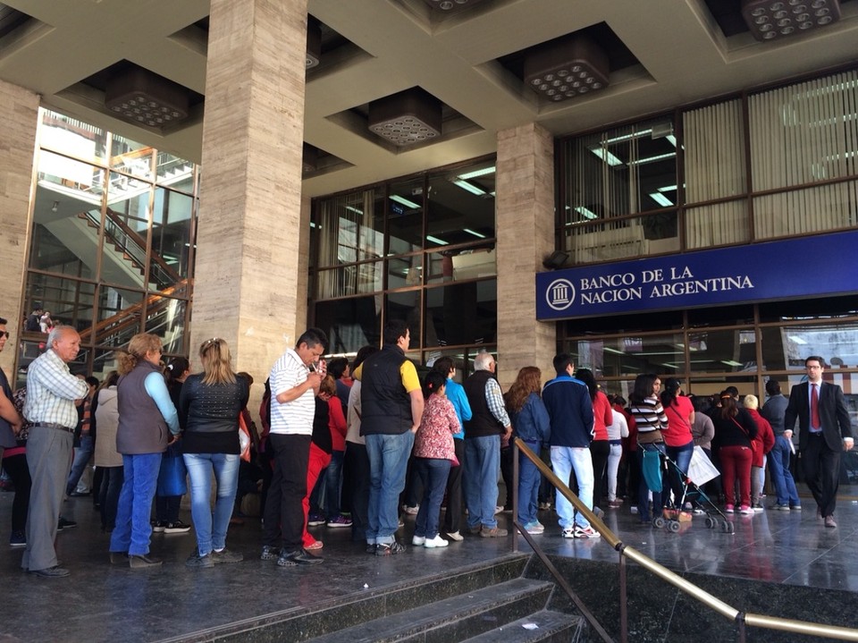 Argentinien - San Miguel de Tucumán - Schlangen vor jeder Bank von früh bis spät