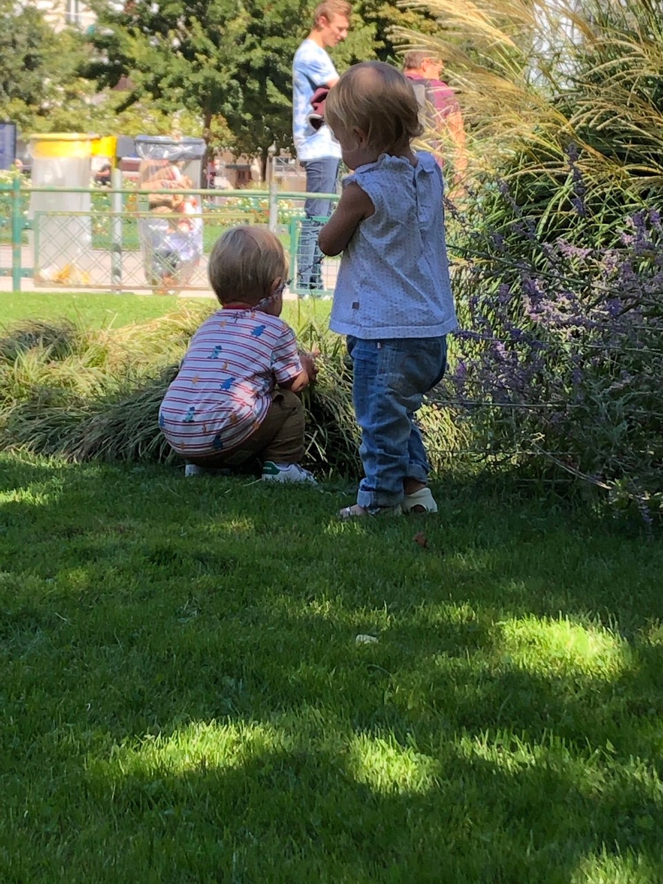Frankreich - Grenoble - Beim Place Victor Hugo hat Lily einen kleinen Freund gefunden
