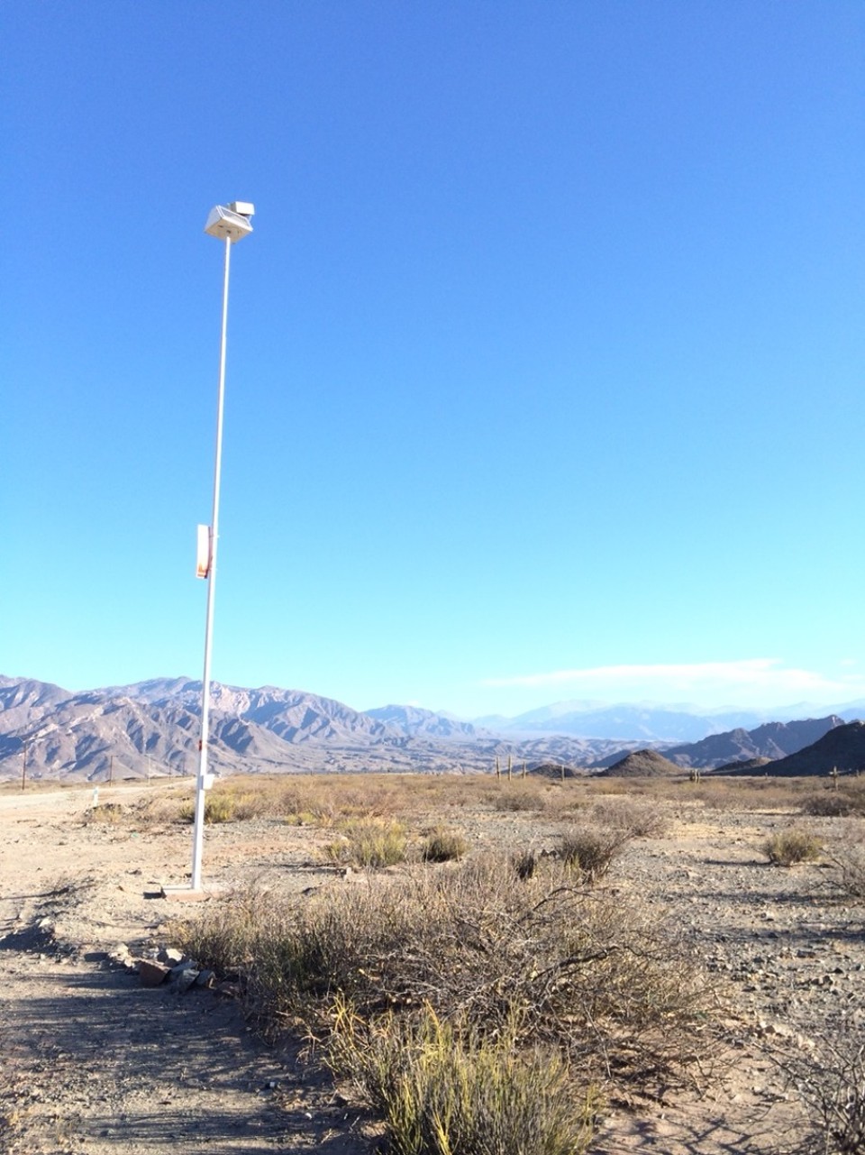 Argentinien - Molinos - Alle paar Kilometer stehen "Notrufsäulen" - etwas anders als daheim. Kein Handynetz und der Radiosuchlauf ergibt null Sender