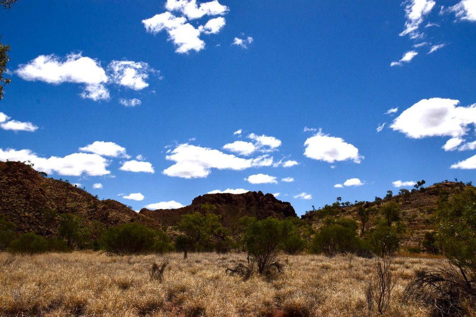 Australien - Mount Zeil - Der Gosses Bluff-Krater, der traditionell als Tnorala bekannt ist. Es handelt sich um ein heiliges Gebiet, da es einen wichtigen Teil des Western Arrarnta Dreaming bildet. Der Krater ist das unglaubliche Ergebnis eines Kometeneinschlags vor 142,5 Millionen Jahren und hat einen Durchmesser von 5 km.