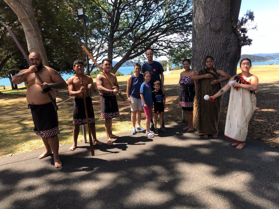 Neuseeland - Waitangi - Nach der Vorführung. Die ausgestreckten Zungen und Augen sollen dem Gegner Angst machen.