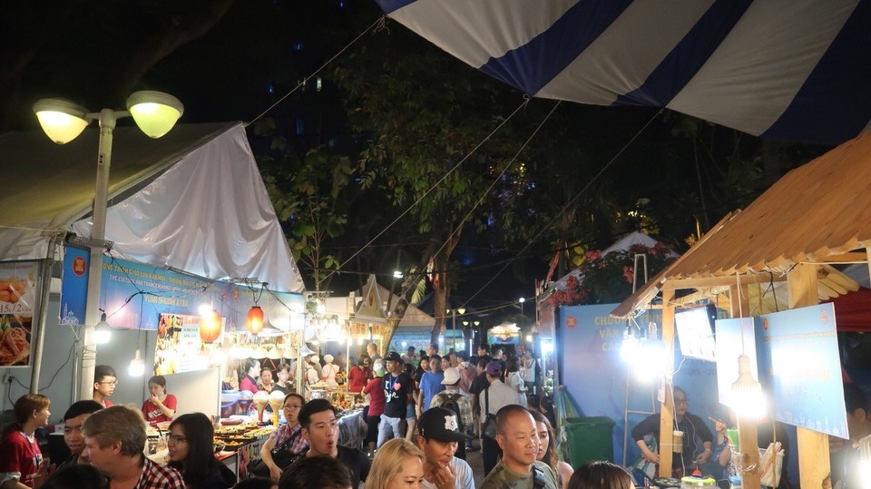Vietnam - Ho-Chi-Minh Stadt - Ein lokaler Food Markt mit Gerichten aus Thailand, Kambodscha, Malaysia, Japan, Indien, Singapur, Persien... ein Genuss pur...