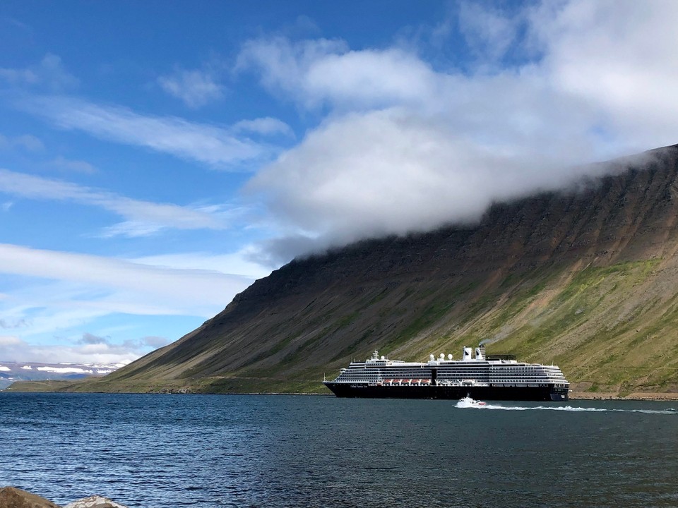 Island -  - Ständig fahren Boote zwischen Hafen und dem Schiff hin und her, um die Kreuzfahrtgäste zum Landgang und wieder zurück zum Schiff zu transportieren...