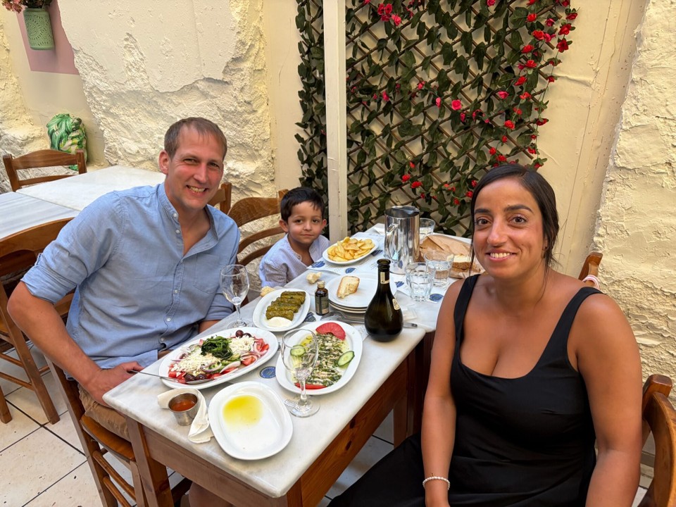 Griechenland - Athen - Da ja Gülsens Geburtstag war, haben wir uns schick gemacht und waren sehr lecker griechisch essen.