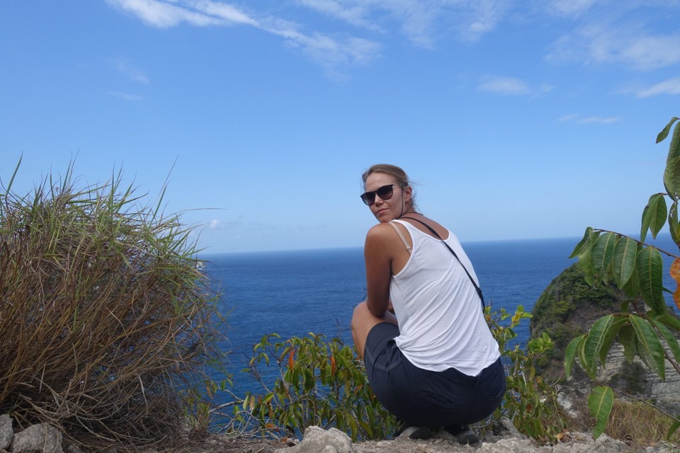 Indonesia - Lembongan island - Sekundet etter dette bildet ble tatt fra mitt hjemmesnekra selfiestativ faller kameraet nedover skråningen og her er det bratt! bare flaks den ble stoppa av noe siv og jeg fikk fiska den opp. Da var den selfie seansen ferdig