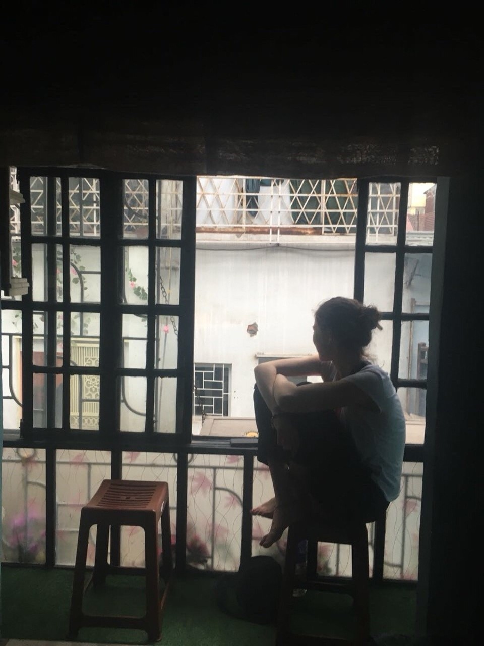Vietnam - Hanoi - Kleiner coffeeshop an den Gleisen die mitten durch die Stadt führen 