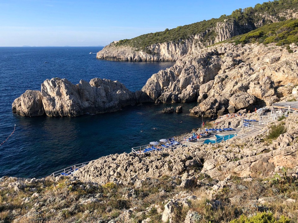 Italien - Capri - Unser Badestrand of the day. Es gab zwar keinen bequemen Sandstrand, sondern nur harten Beton, aber dafür war das Wasser  glasklar und tiefblau. Der Wahnsinn 😍