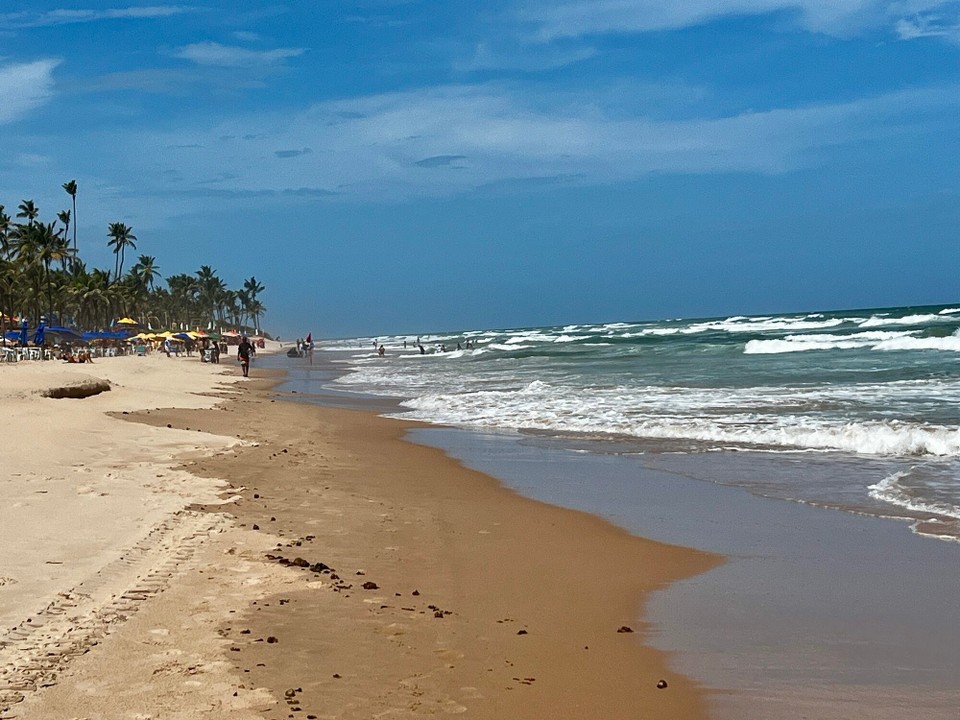 Brasilien - Salvador - Praia do Flamengo, unendlicher Palmen gesäumter Strand mit einer wunderbaren Promenade oberhalb des Strandes! 