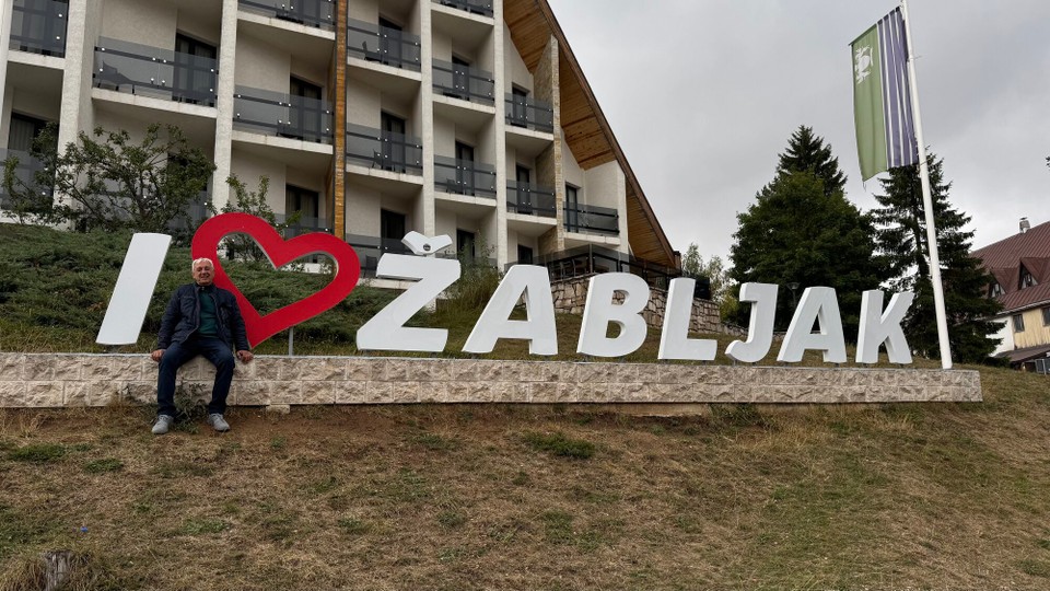 Montenegro - Žabljak - Wir haben unser Ziel für heute erreicht, Zabljak im Durmitor National Park.
Wie ihr sehen könnt, haben wir die Kleidung gewechselt, Hier sind nur noch 8 Grad, oben auf den Berggipfeln ist Schnee zu erblicken. 
Die Kleidung der Leute hier erinnert an ein Ski Gebiet.
Morgen gibt’s mehr dazu.