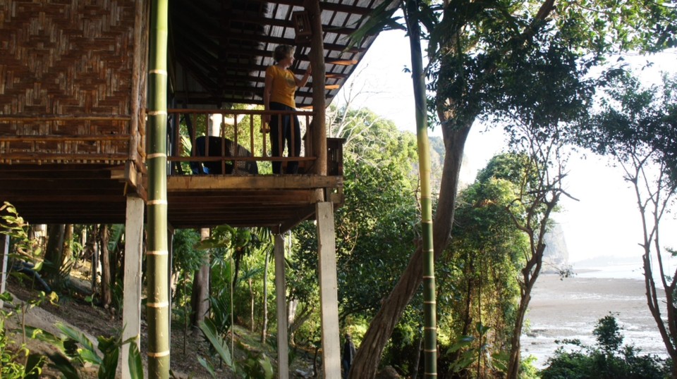 Thailand - Rai Leh - Versteckt in einem Wald über der Andamanensee liegen die romantischen Stelzenhäuser des Railay Great View Resort. Nachteil: Der enorme Schiffsverkehr mit ensprechender Lärmkulisse. Alle Waren und Menschen müssen auf dem Wasserweg befördert werden. Kein Ort für Ruhesuchende.