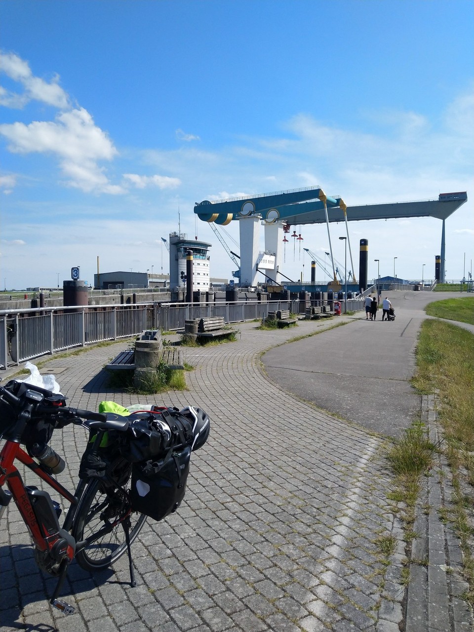 Deutschland - Hamburg - Morgen wird erstmal spannend. Ich kämpfe mich durch den südlichen Hafen, um durch den Alten Elbtunnel zu fahren. Ein großer Wunsch von mir. Danach geht's zu den Tanten in den Norden von Hamburg und gegen Abend treffe ich in Tatenberg meine Freunde Andrea und Udo. Ich freue mich auf alles.