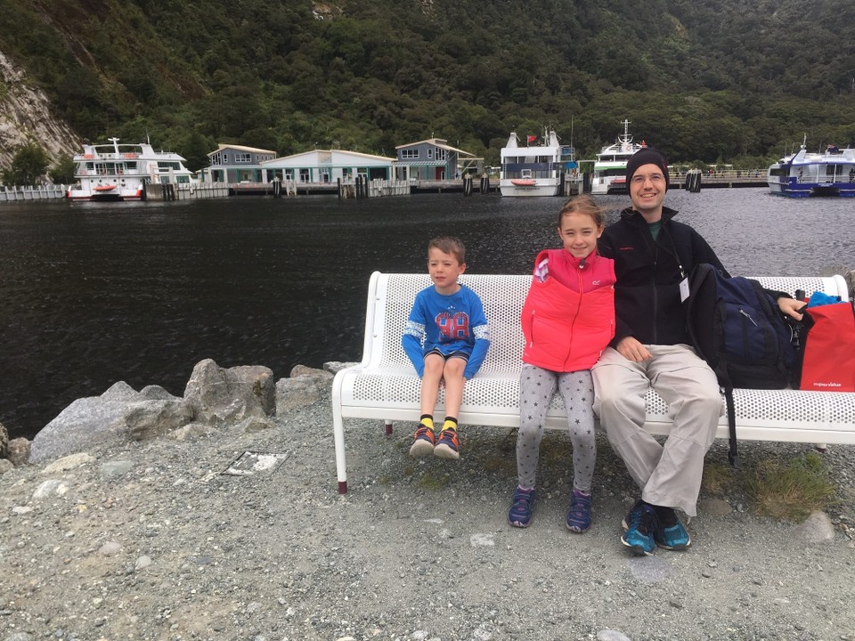 Neuseeland - Milford Sound - Boot-Terminal im Hintergrund