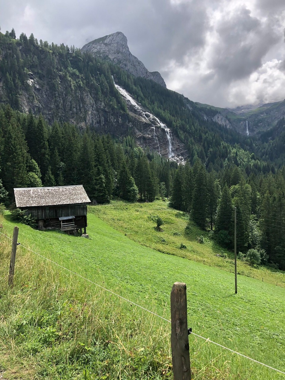 Schweiz - Gstaad - Zwei riesige Wasserfälle sieht man schon von weiten. 