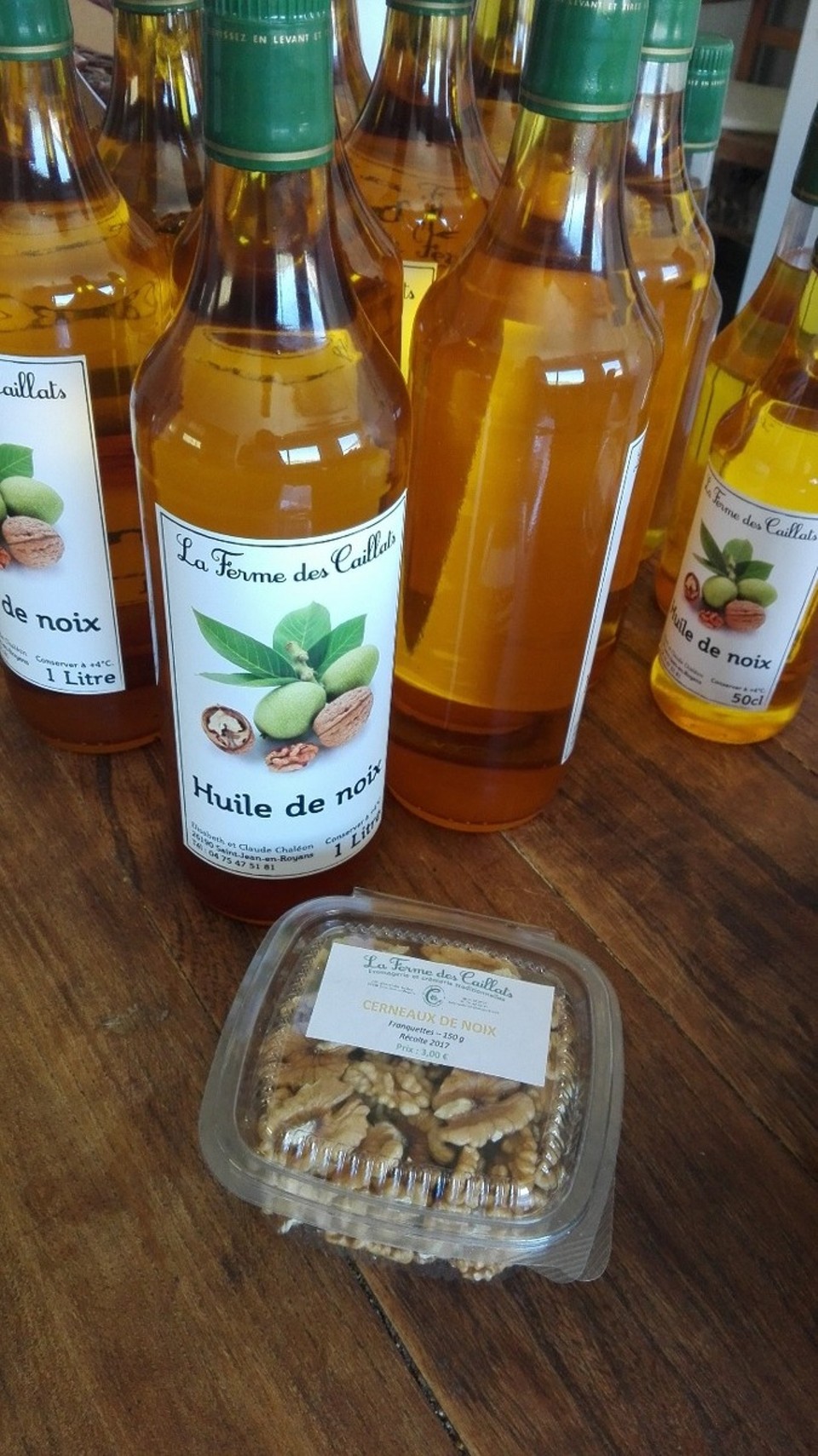 Frankreich - Saint-Jean-en-Royans - Noix de Grenoble und daraus gewonnenes Öl...auch direkt von der Farm.