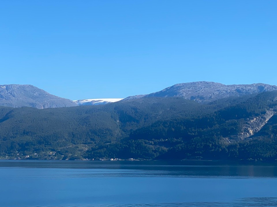 Norwegen - Odda - Man hat hin und wieder den Blick auf Schneebedeckte Berge oder Gletscher. 