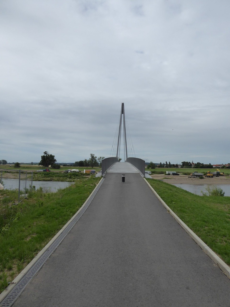 Tschechien - Prag - viele Steigungen, sehr viel Industrie und Zivilisation, oftmals viel schlechtere Wege als an der Elbe. Aber es gab auch Schön- und Besonderheiten. Diese schicke Fahrradbrücke zum Beispiel.
Das Nicht-Schöne fotografiere ich übrigens nicht, weil's keinen Spaß macht.