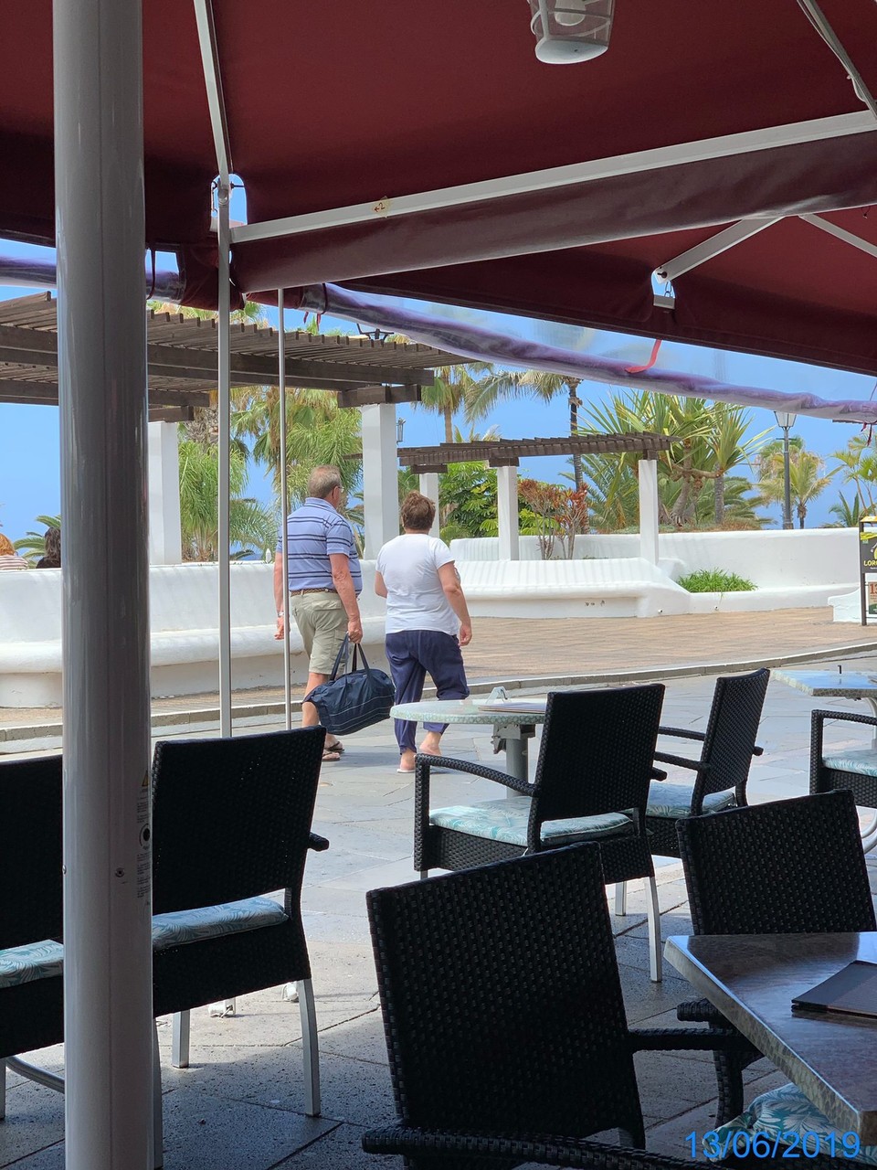 Spanien - Puerto de la Cruz - Oh, schade. Die Afrikanerin mit dem Verkaufsprospekt ist heute nicht da. 