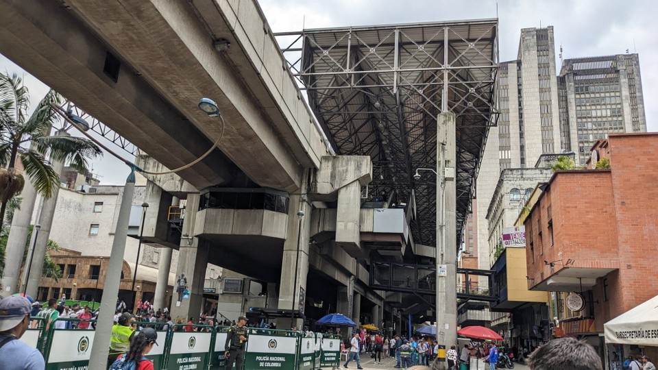 Kolumbien - Medellín - Medellin ist die einzige Stadt in Kolumbien mit Metro und die Einwohner sind sehr sehr stolz darauf ^^