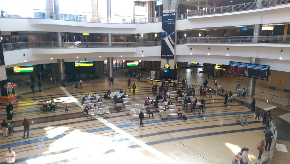Südafrika - Johannesburg - Der shuttle transfer zum Flughafen war super schnell. Auch das Check in verlief ohne Probleme, sodass ich gleich weiter Richtung Johannesburg weiterfahren konnte. Man merkt am Flughafen gleich, das South Africa ein völlig anderes Land als die vorangegangen ist. 