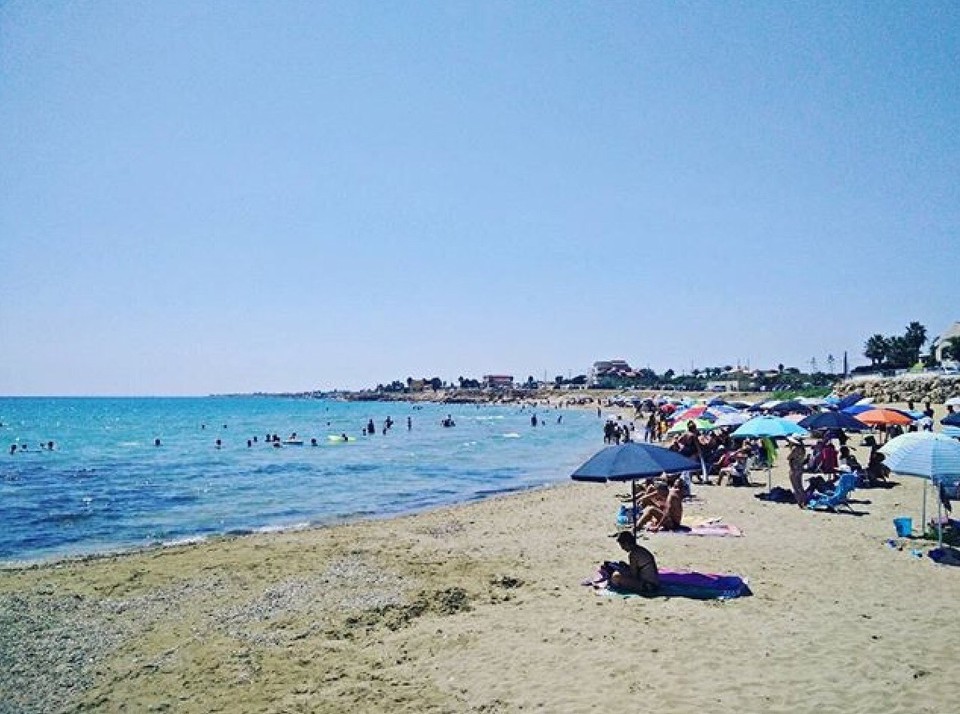  - Italia, Villafranca Tirrena - I neri d'Avola. Nei pressi delle spiagge ci sono fantastiche case abbandonate. Ne occupiamo una?