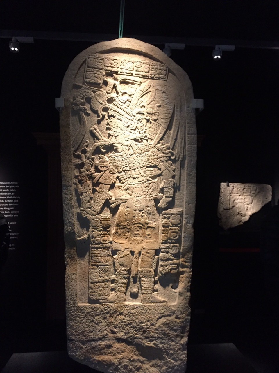  - Deutschland, Speyer - Stele mit Maisgott  in vollem Schmuck, Mexico (Historisches Museum Speyer)