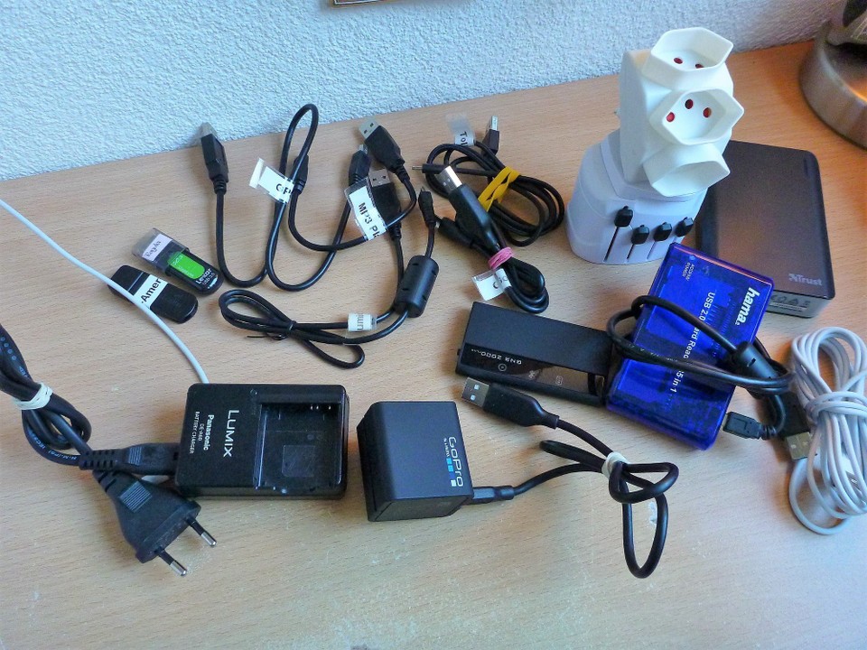 Schweiz - Birmenstorf - Früher genügte eine Landkarte und ein Fotoapparat mit 36 Aufnahmen. Heute müssen die Kabel angeschrieben werden, damit man die Übersicht behält.    