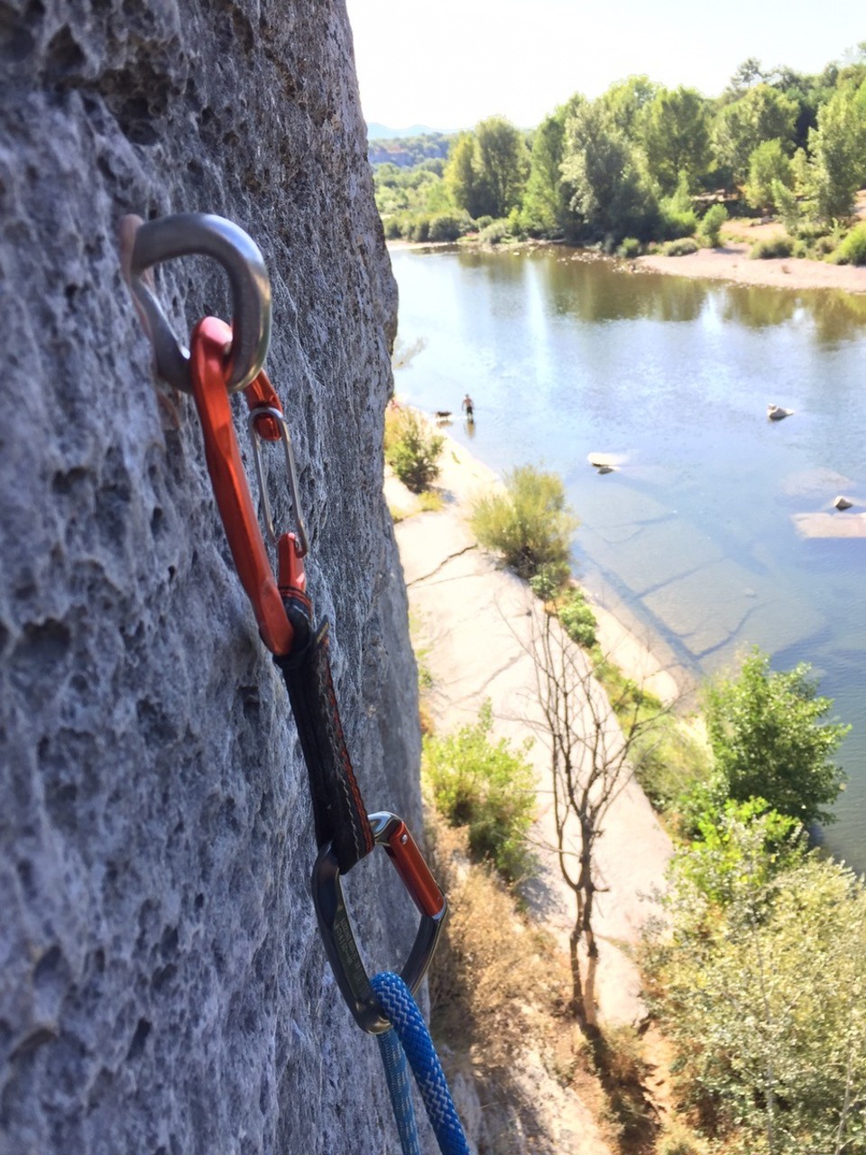 Frankreich - Berrias-et-Casteljau - Nach dem ausgiebigen Frühstück ging es dann zum Klettern an den Fels. Es gibt in der Gegend sehr viele Klettergebiete mit direktem Blick auf das Wasser. Eine Abkühlung ist also unmittelbar mit dabei. Zum Klettern trafen wir einige Mitglieder des SRS TeamExtreme.