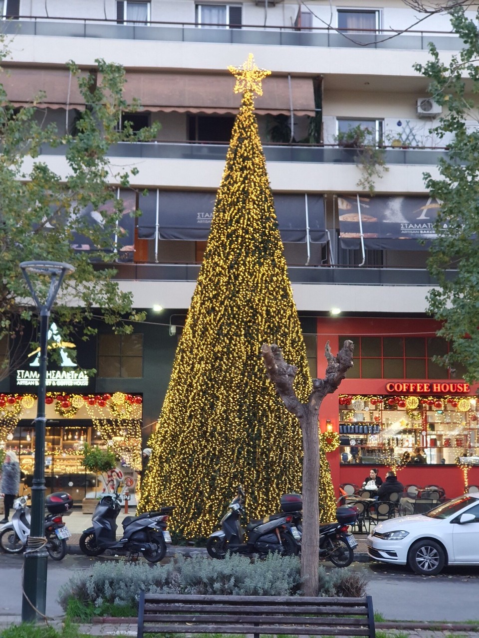 Griechenland - Athen - hin und wieder sieht man noch nen Weihnachtsbaum 🎄 