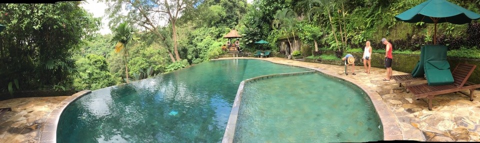 Indonesien - Gianyar - Jede Villa hat ihren eigenen Pool, zusätzlich gibt es noch einen allgemeinen Hotelpool
