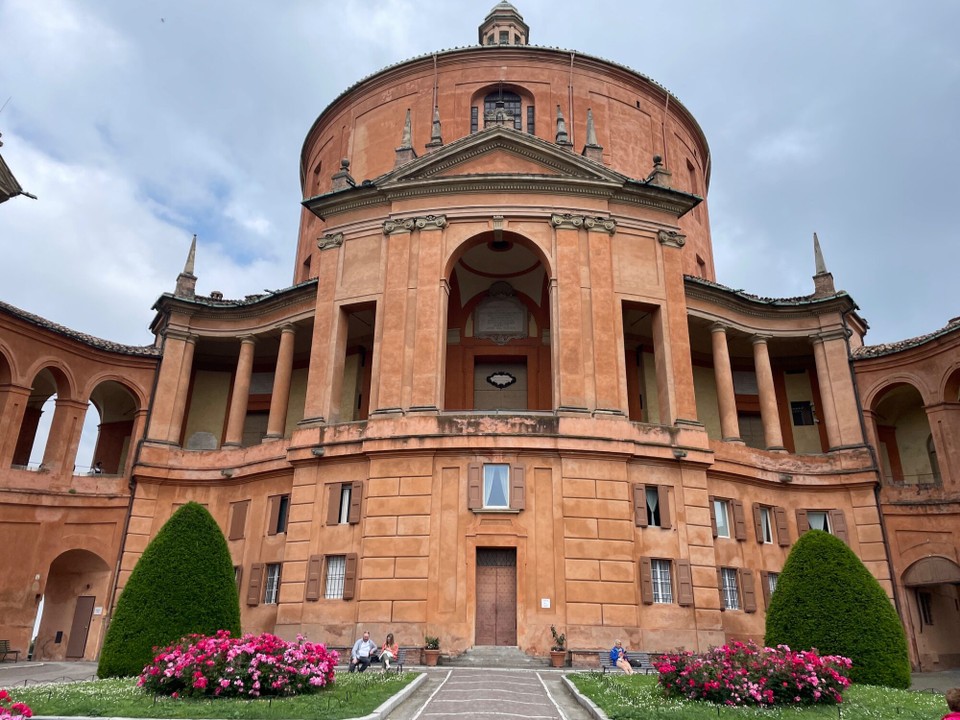Italien - Bologna - Die Kirche liegt auf ca. 300 Meter über der Stadt